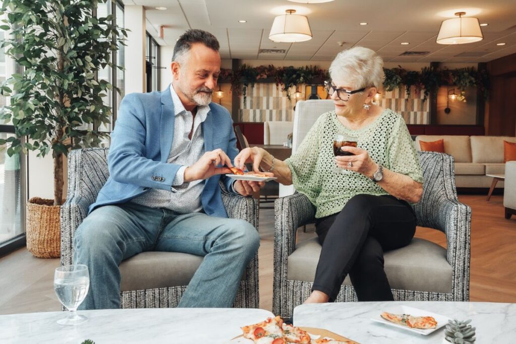 senior man and woman eating at 55 senior living apartments in hilliard ohio