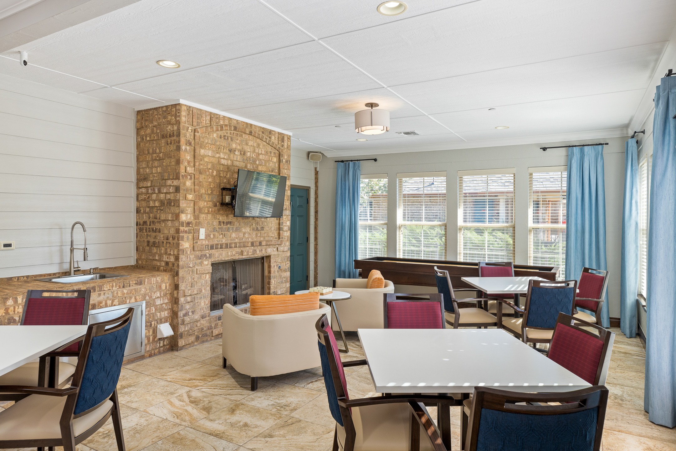 Lounge and Dining Area in Mon Abri 55+ active senior living community in Oklahoma.