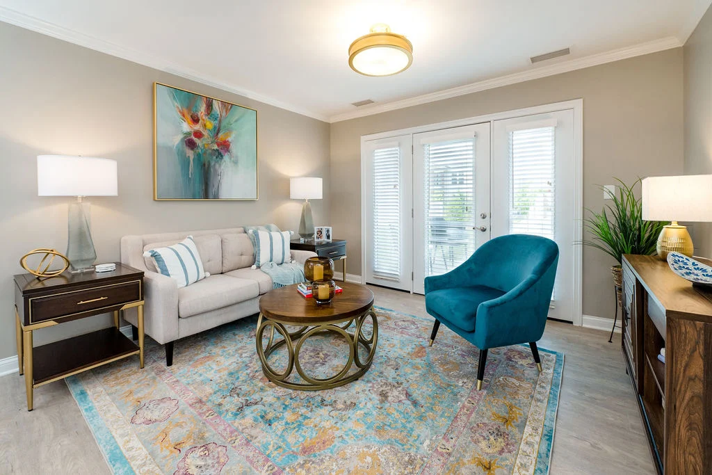 Verena at Hilliard luxury cottage living room white and blue chairs