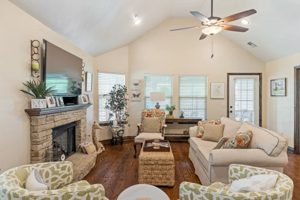 Mon Abri | Apartment living room