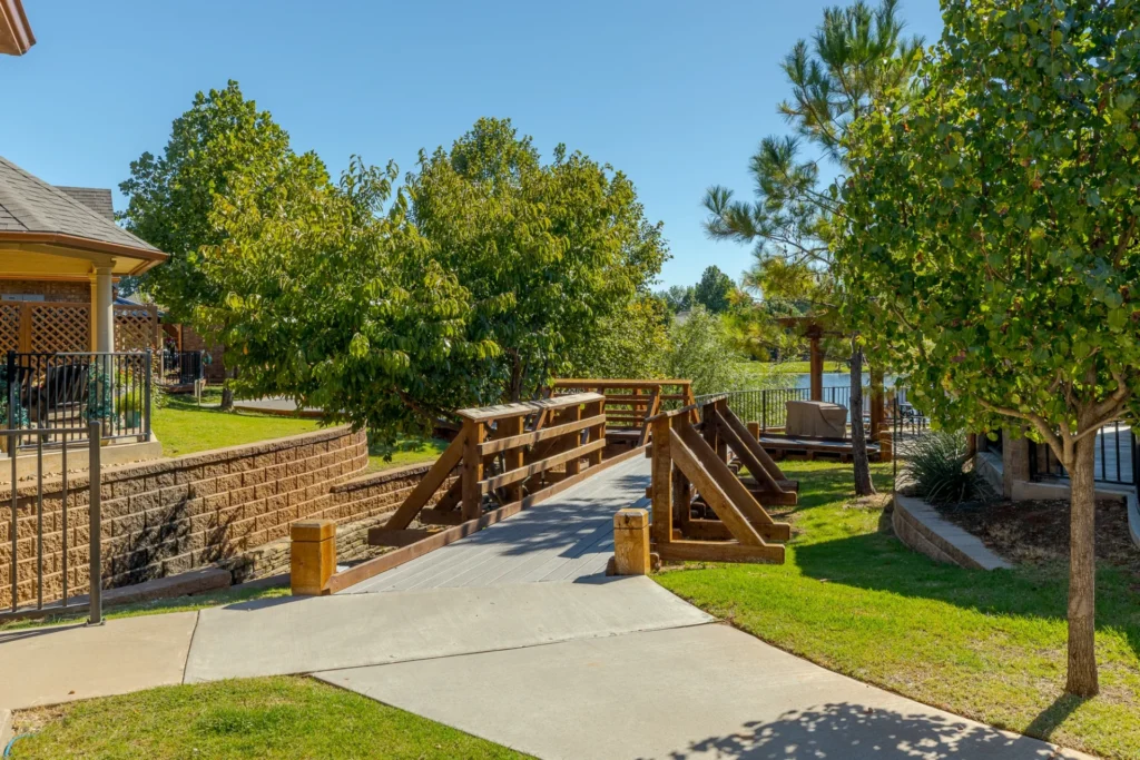Mon Abri | Community footbridge